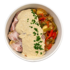 Cabeza de lomo con salsa de pimienta y salteado de pimientos
