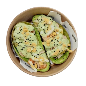 Aguacate relleno de patata, pollo y piña con mayonesa de cilantro