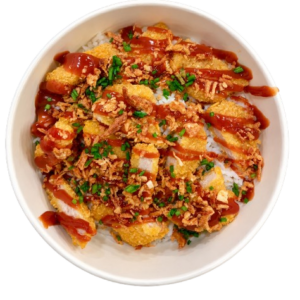 Pollo empanado con arroz y salsa bbq