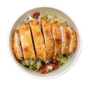 Fusilli con salsa de albahaca y pollo empanado