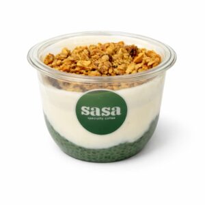 Yogur de coco con matcha, chía y granola