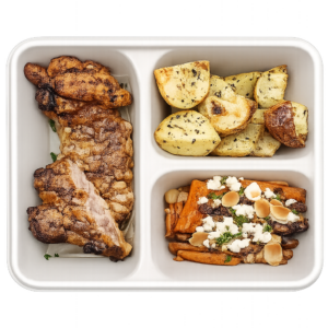 Contramuslo de pollo + patatas + zanahoria con feta y almendras